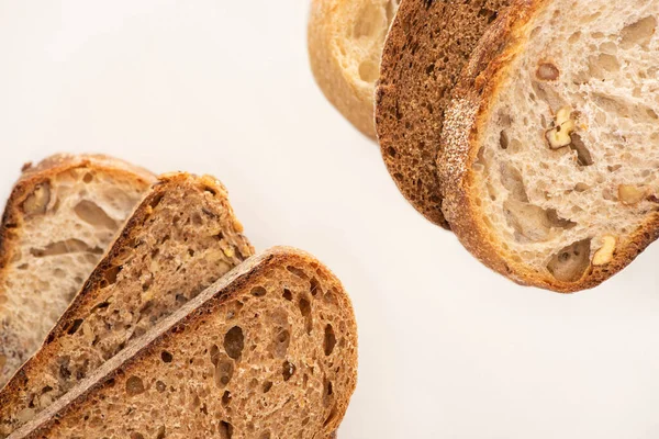 Bovenaanzicht Van Verse Broodschijfjes Witte Achtergrond — Stockfoto