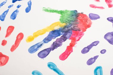 Dünya Otizm Farkındalık Günü için beyaz üzerine renkli el izlerinin üst görünümü 