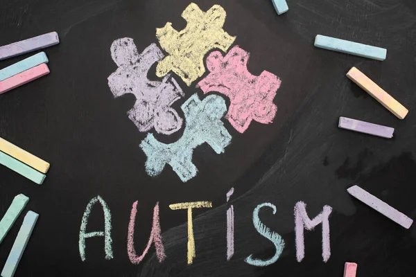 Ovanifrån Kritor Ombord Med Ord Autism Och Pussel Ritning — Stockfoto