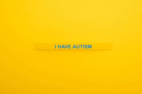 Vista Superior Pulseira Com Tenho Inscrição Autismo Isolado Amarelo — Fotografia de Stock