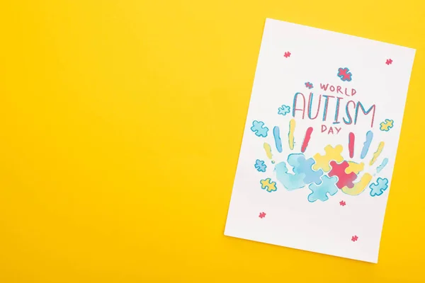 Top View Kártya Puzzle Kézlenyomatok World Autism Day Izolált Sárga — Stock Fotó