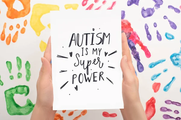 带自闭症卡的女人的剪影是我用手印在白色上的超能力字体 — 图库照片