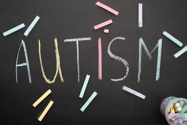 Bovenaanzicht Van Autisme Belettering Schoolbord Met Kleurrijke Krijtjes — Stockfoto