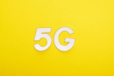 Sarı arkaplanda beyaz 5 G harflerinin üst görünümü