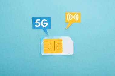 Sim kart ve konuşma baloncuklarının mavi arkaplanda 5G harfli üst görünümü