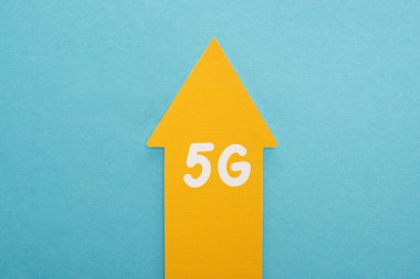 Mavi arkaplanda 5g 'lık sarı okun üst görünümü