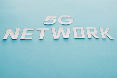 Mavi arkaplanda beyaz 5g ağ harfi