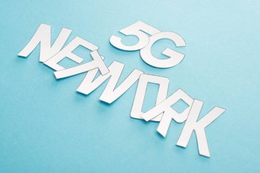 Mavi arkaplanda beyaz 5g ağ harfi