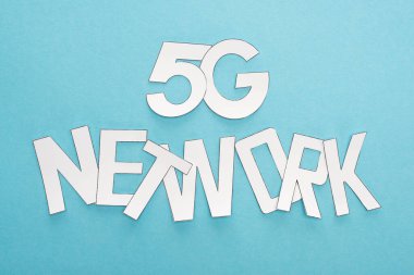 Mavi arkaplanda beyaz 5 G ağ harflerinin üst görünümü