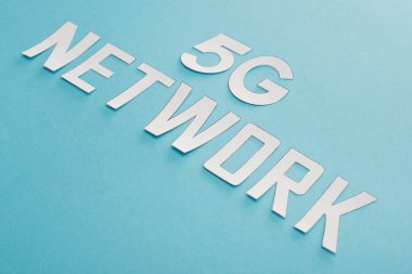 Mavi arkaplanda beyaz 5g ağ harfi
