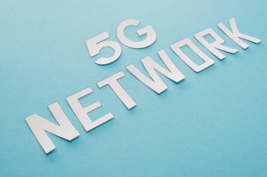 Mavi arkaplanda beyaz 5g ağ harfi