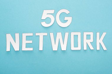 Mavi arkaplanda beyaz 5 G ağ harflerinin üst görünümü
