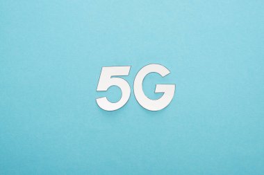 Mavi arkaplanda beyaz 5 G harflerinin üst görünümü