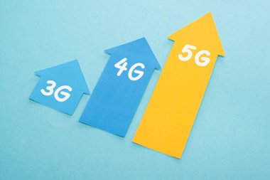 Mavi arkaplanda 3g, 4g ve 5g okları