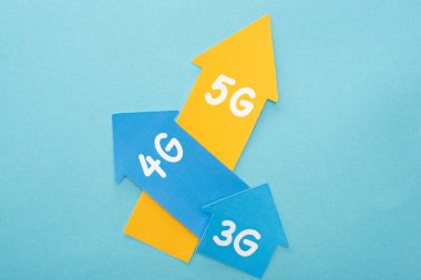Mavi arkaplanda 3g, 4g ve 5g okların üst görünümü