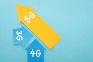 Mavi arkaplanda 3g, 4g ve 5g okların üst görünümü