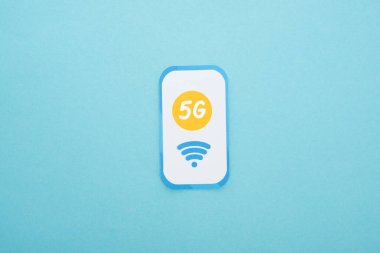 Kağıt arkaplanda 5G harflerinin üst görünümü