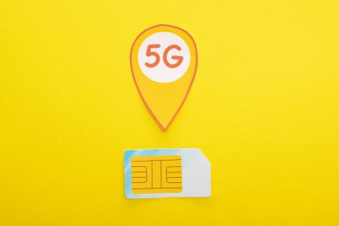 Sim kartın üst görünümü ve sarı arkaplanda 5G harfleri