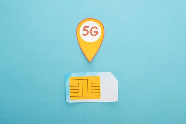 Simカードと青の背景の5Gレタリングのトップ表示 — ストック写真