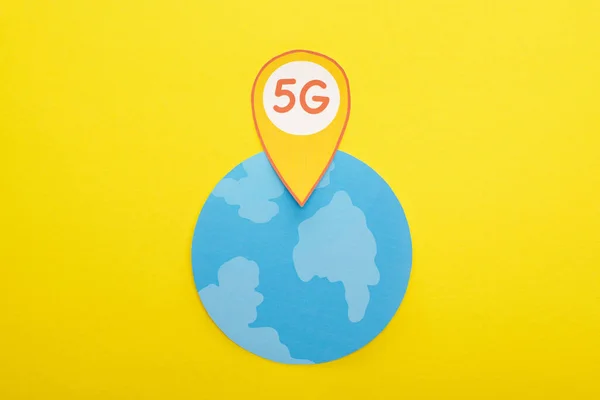 黄色の背景の位置マークで世界のトップビューと5Gのレタリング — ストック写真