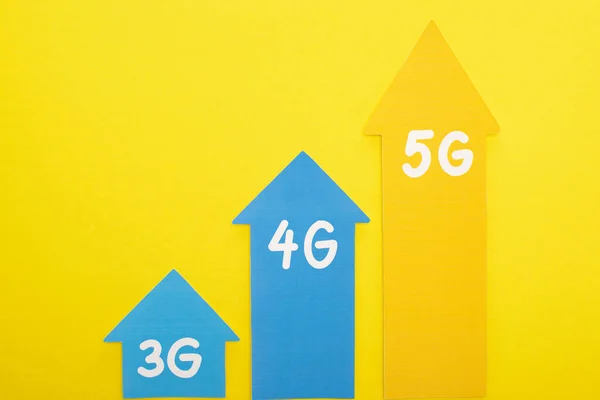 黄色の背景に3G 5Gの矢印の上から — ストック写真