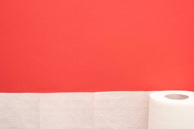 Kırmızı zemin üzerinde beyaz tuvalet kağıdı rulo görünümü kopya alanı ile