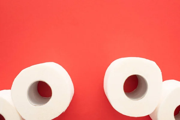 Widok Górny Białych Rolki Papieru Toaletowego Czerwonym Tle Miejsca Kopiowania — Zdjęcie stockowe
