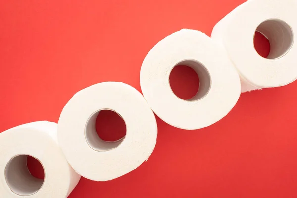 Вид Зверху Білого Туалету Паперові Рулони Червоному Тлі — стокове фото