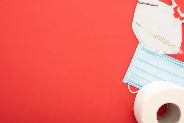 Bovenaanzicht Van Wit Toiletpapier Veiligheids Medische Maskers Thermometer Rode Achtergrond — Stockfoto