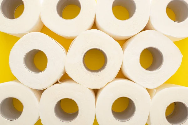 Vista Superior Rollos Papel Higiénico Blanco Sobre Fondo Amarillo —  Fotos de Stock