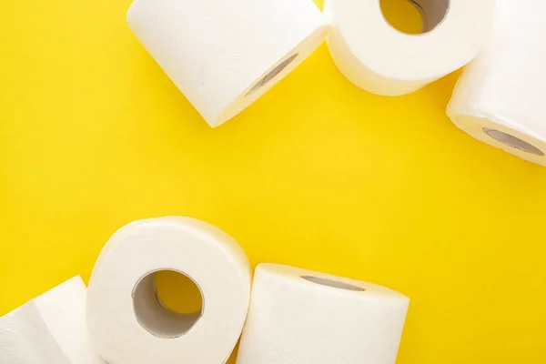 Вид Зверху Білий Туалет Паперові Рулони Жовтому Тлі Пробілом Копіювання — стокове фото