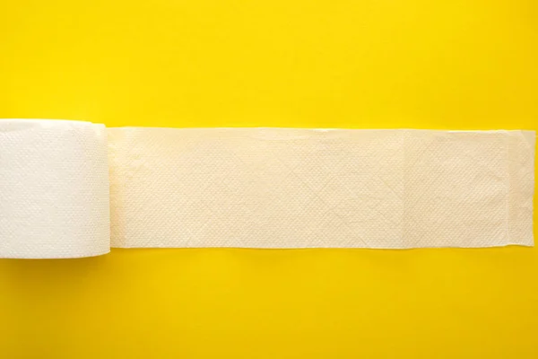 Vue Dessus Papier Hygiénique Blanc Déroulé Sur Fond Jaune — Photo