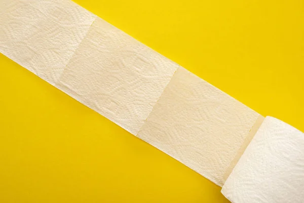 Vue Dessus Papier Hygiénique Blanc Déroulé Sur Fond Jaune — Photo