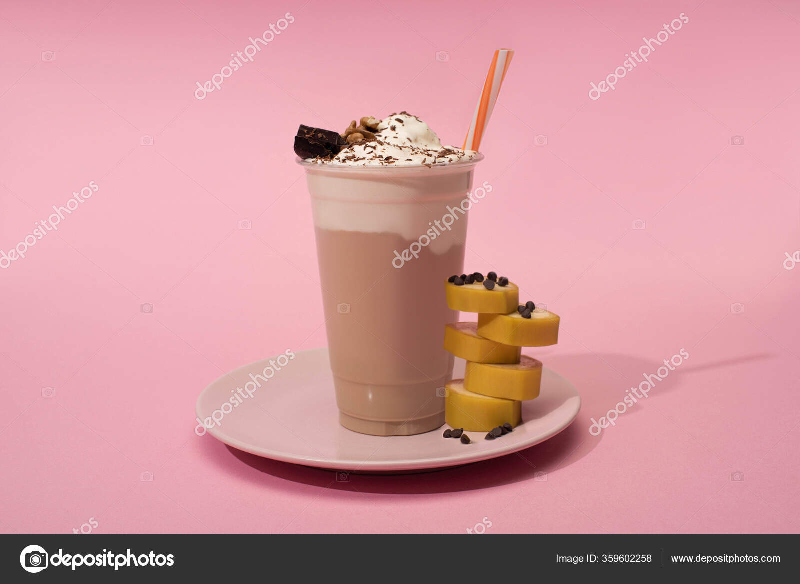 Pembe Arka Planda Tek Kullanımlık Milkshake Pipet Muz Çikolata