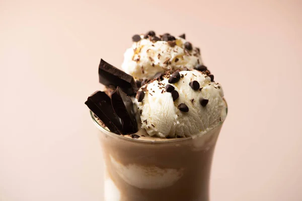 Verre Milkshake Crème Glacée Morceaux Chocolat Bonbons Sur Beige — Photo