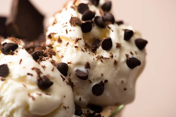 ベージュの背景にチョコレートモレルとアイスクリームの選択的な焦点 — ストック写真