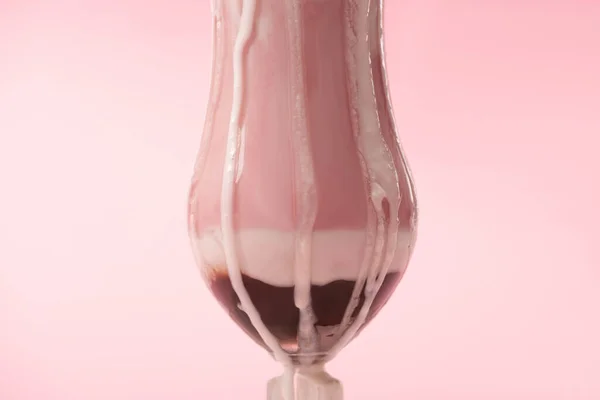 Ένα Ποτήρι Μιλκσέικ Φράουλα Παγωτό Που Στάζει Ροζ Φόντο — Φωτογραφία Αρχείου