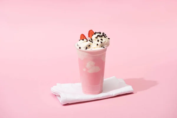 Tasse Jetable Milkshake Avec Pépites Chocolat Moitiés Fraise Sur Serviettes — Photo