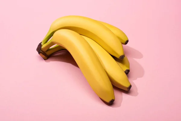 Vista Alto Ângulo Bananas Amarelas Maduras Fundo Rosa — Fotografia de Stock