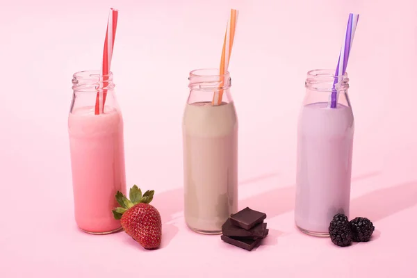 Bottles Milkshakes Drinking Straws Strawberry Blackberries Pieces Chocolate Pink — Stock Photo, Image