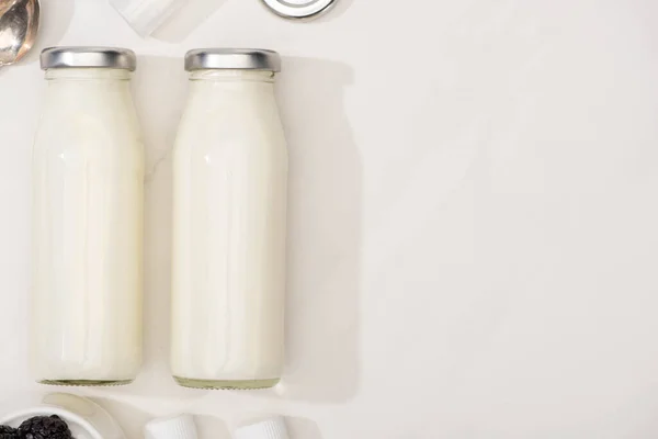 Bovenaanzicht Van Flessen Zelfgemaakte Yoghurt Witte Achtergrond — Stockfoto