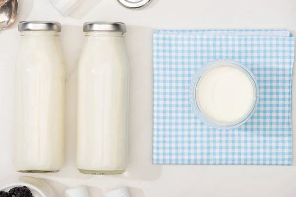 Vista Dall Alto Bottiglie Bicchiere Yogurt Fatto Casa Panno Quadri — Foto Stock