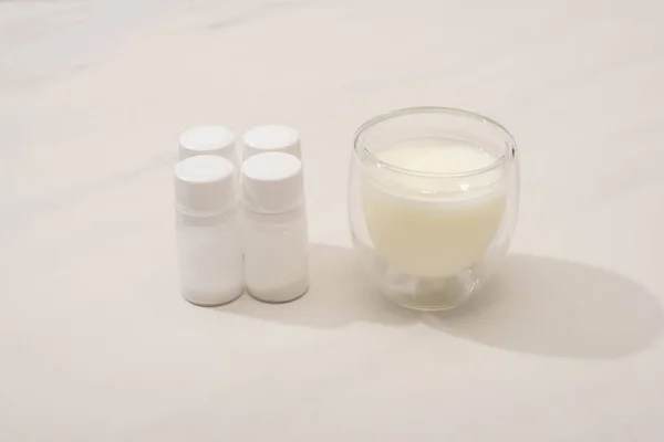 Glas Hausgemachten Joghurt Der Nähe Von Behältern Mit Starterkulturen Auf — Stockfoto