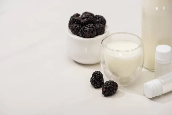 High Angle View Sugar Bowl Blackberries Bottle Glass Yogurt Containers — Stock Photo, Image