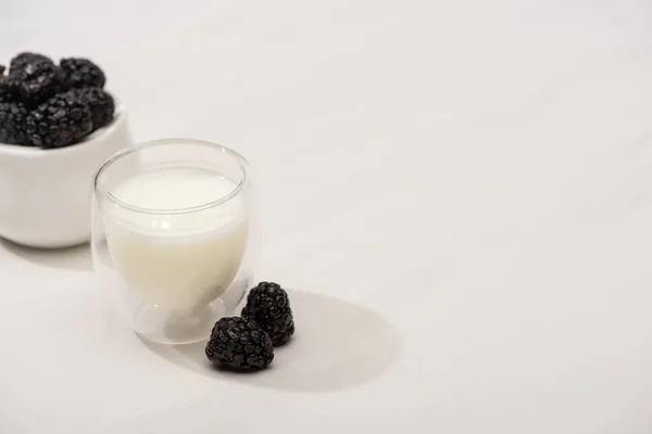 Hög Vinkel Syn Sockerskål Med Björnbär Och Glas Hemmagjord Yoghurt — Stockfoto