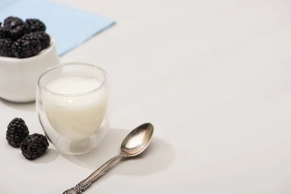 Hög Vinkel Syn Tesked Glas Hemmagjord Yoghurt Och Socker Skål — Stockfoto