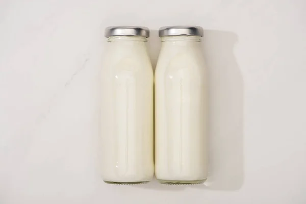 Vista Superior Botellas Yogur Casero Sobre Fondo Blanco — Foto de Stock