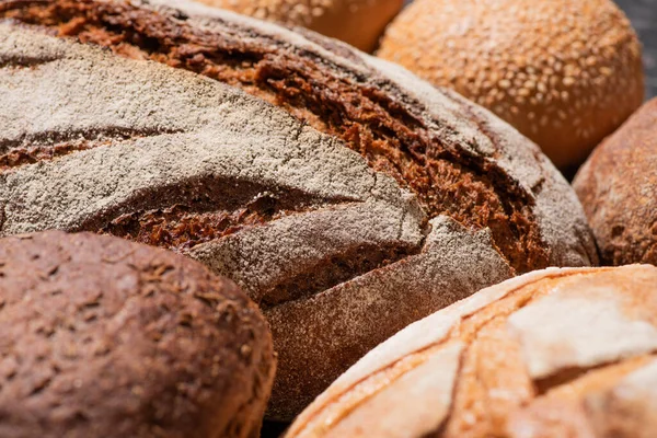 Bliska Widok Świeżego Pieczonego Chleba Pełnego Bochenków — Zdjęcie stockowe