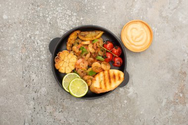 Kızarmış tostlu karides, sebze ve yeşil çimento arkaplanındaki sos yakınındaki limon manzarası.