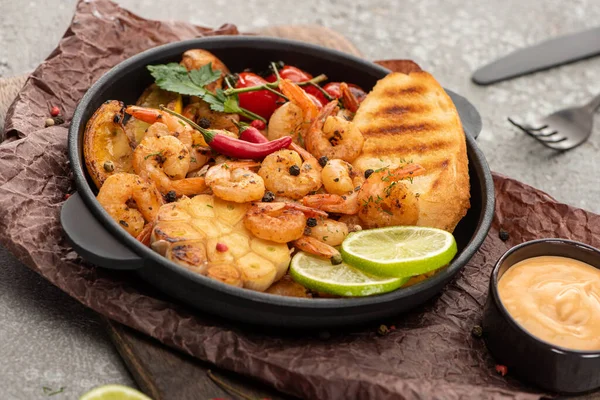 Selective Focus Fried Shrimps Grilled Toasts Vegetables Lime Grey Concrete — Stock Photo, Image